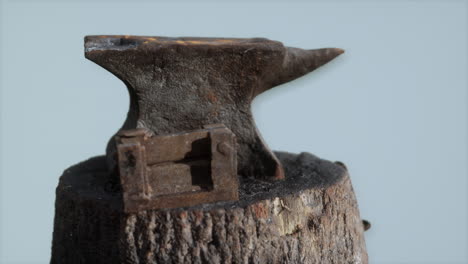 un yunque oxidado de la vieja forja del pueblo