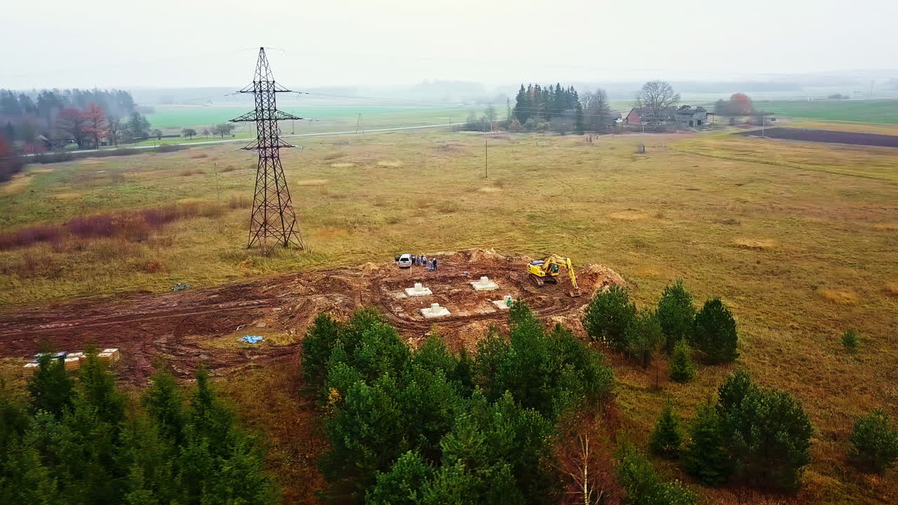 tomada de avión no tripulado del sitio de construcción, trabajo de fundación para la nueva torre de pilares eléctricos y la red eléctrica