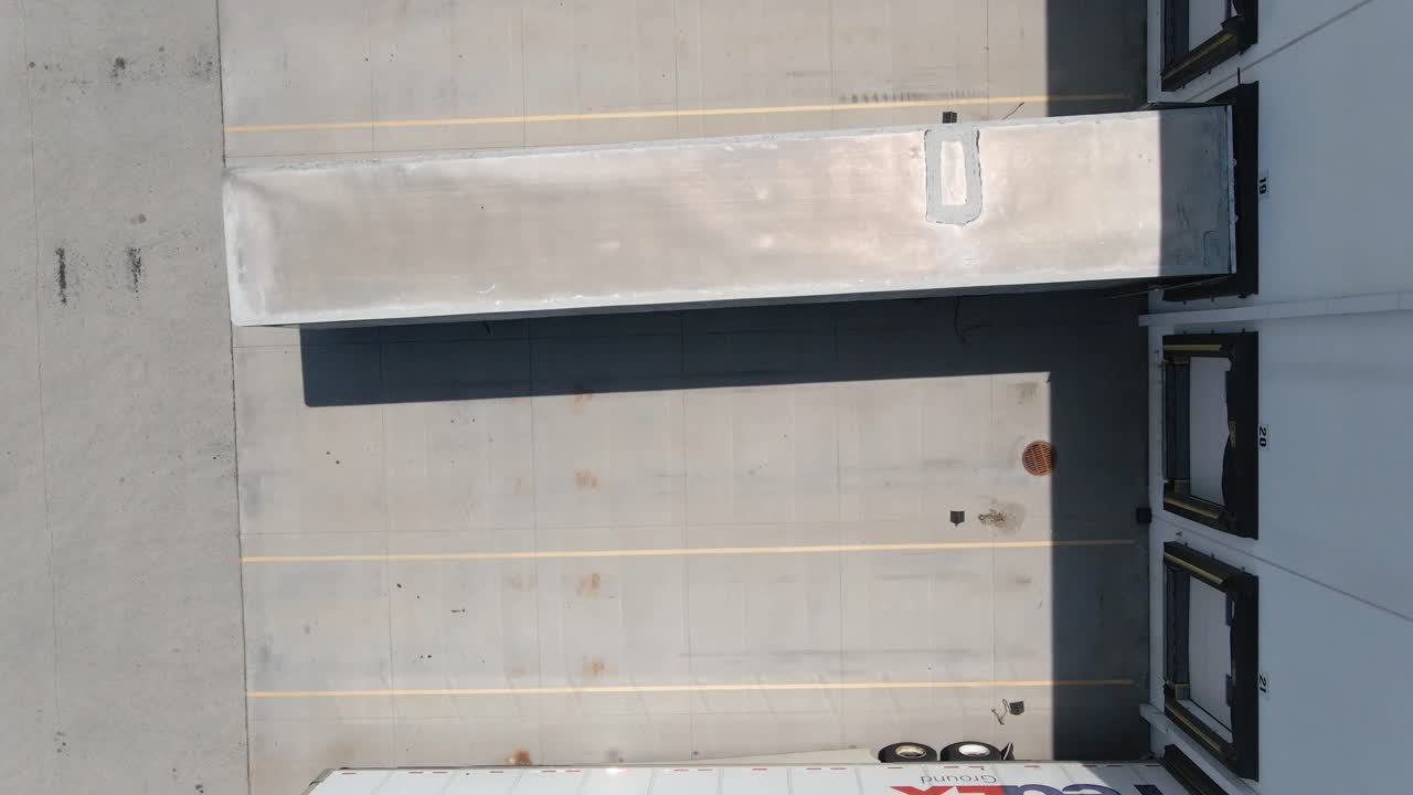 fotografía de camiones en el centro de envío de logística