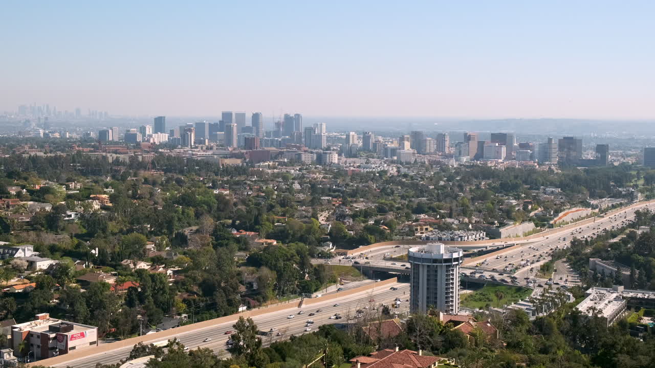 로스앤젤레스 시내와 주간 고속도로 405가 내려다보이는 전망