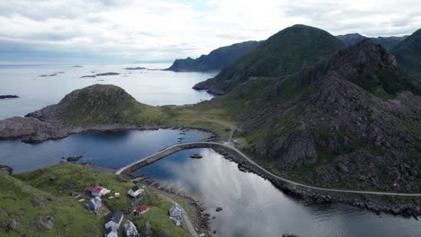 Enthüllung-Der-Atemberaubenden-Landschaft,-Die-Ein-Traditionelles-Norwegisches-Fischerdorf-Umgibt,-Umgekehrte-Luftdrohnenaufnahme