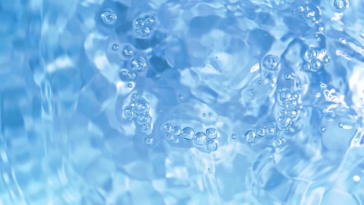 물 표면으로 떨어지는 드롭의 상위 뷰 슬로우 모션 및 흰색 배경에 분기 원