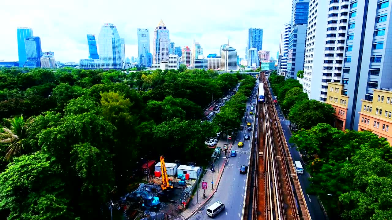 태국 방의 4k 에어리얼 센트럴 파크, 호수, 골프 코스 및 비즈니스 센터와 함께 녹색 - 방의 피니 파크