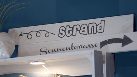 ein schild, das zum strand zeigt