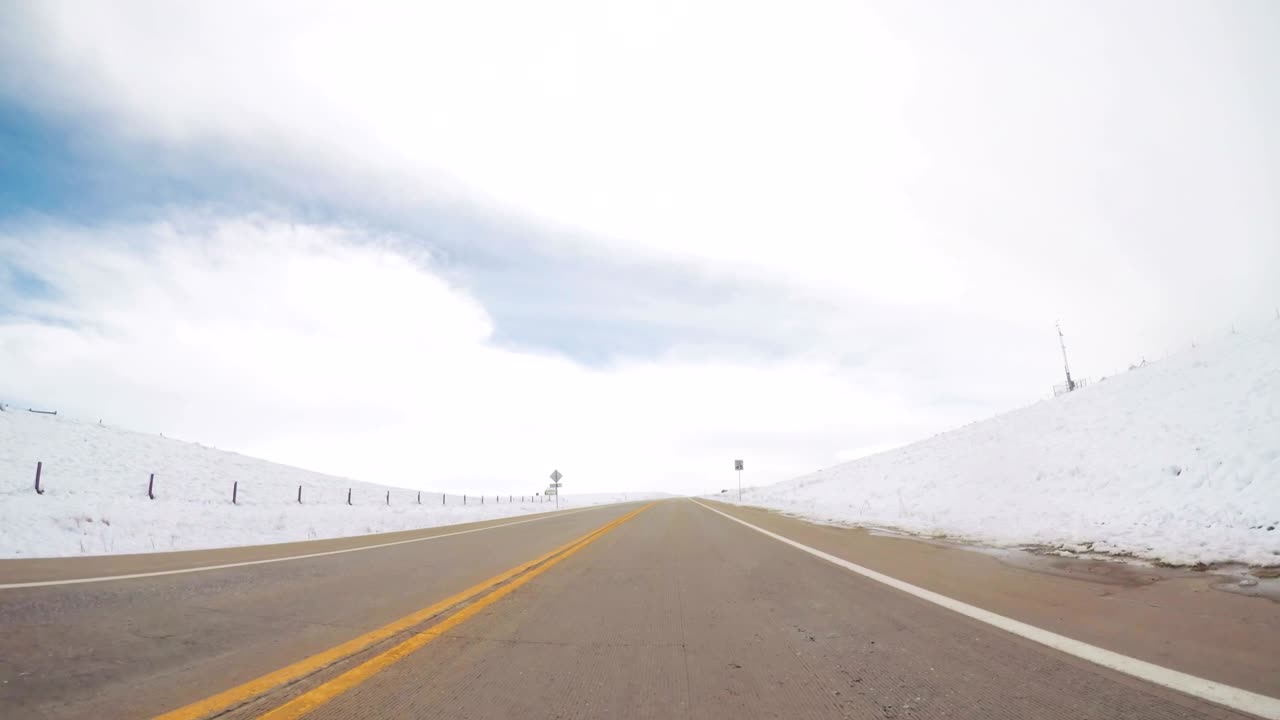 봄 눈 폭풍 이후 교외 도로에서 운전.