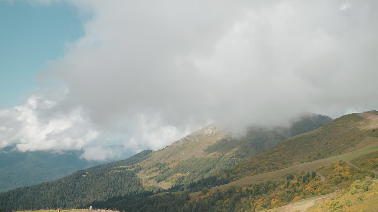 Paesaggio montano con nuvole e colori autunnali