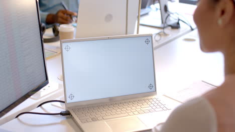 mujer de negocios afroamericana usando una computadora portátil con pantalla en blanco con espacio para copiar
