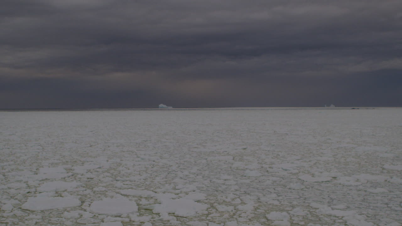 айсберг и ледяное поле