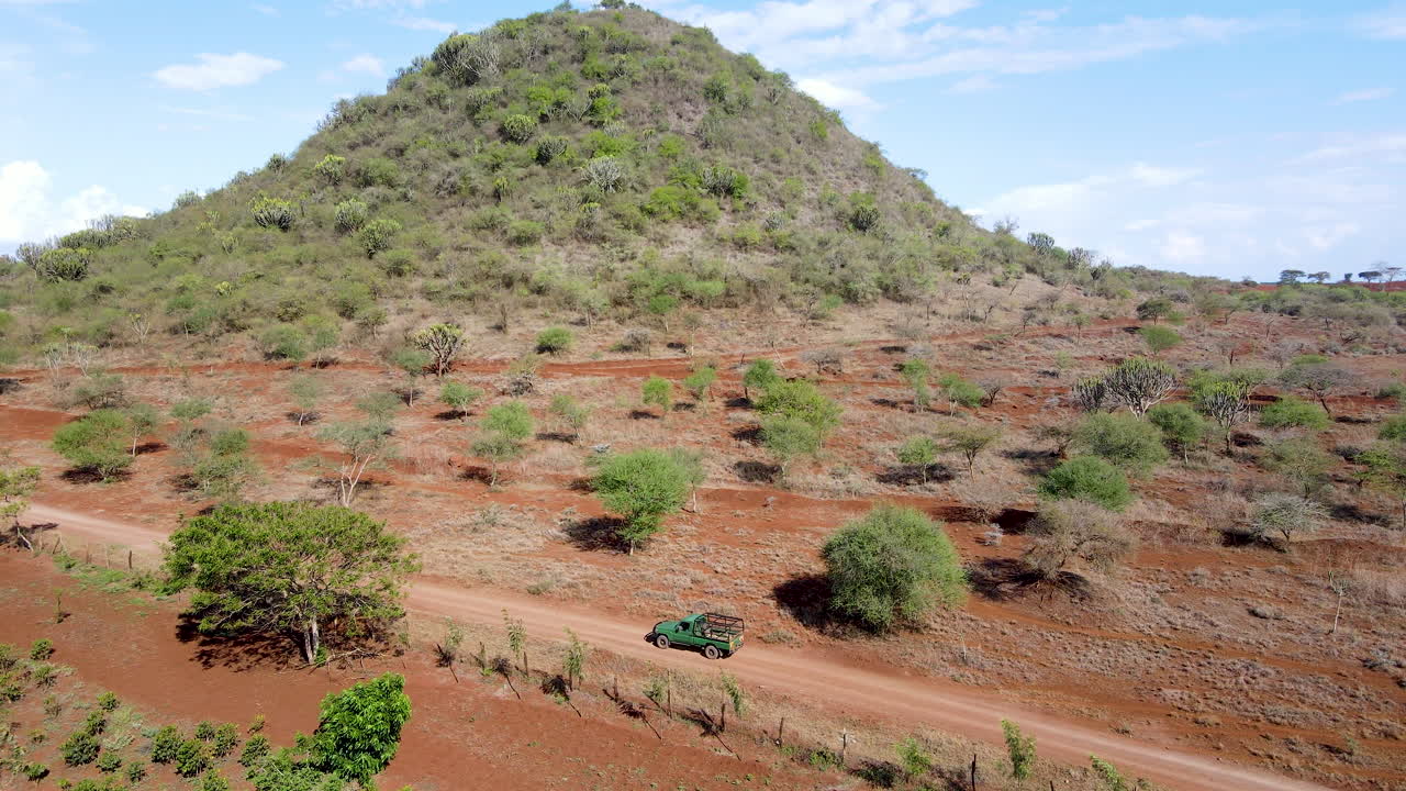 시골 케냐의 아름다운 풍경을 통해 운전하는 트럭의 공중