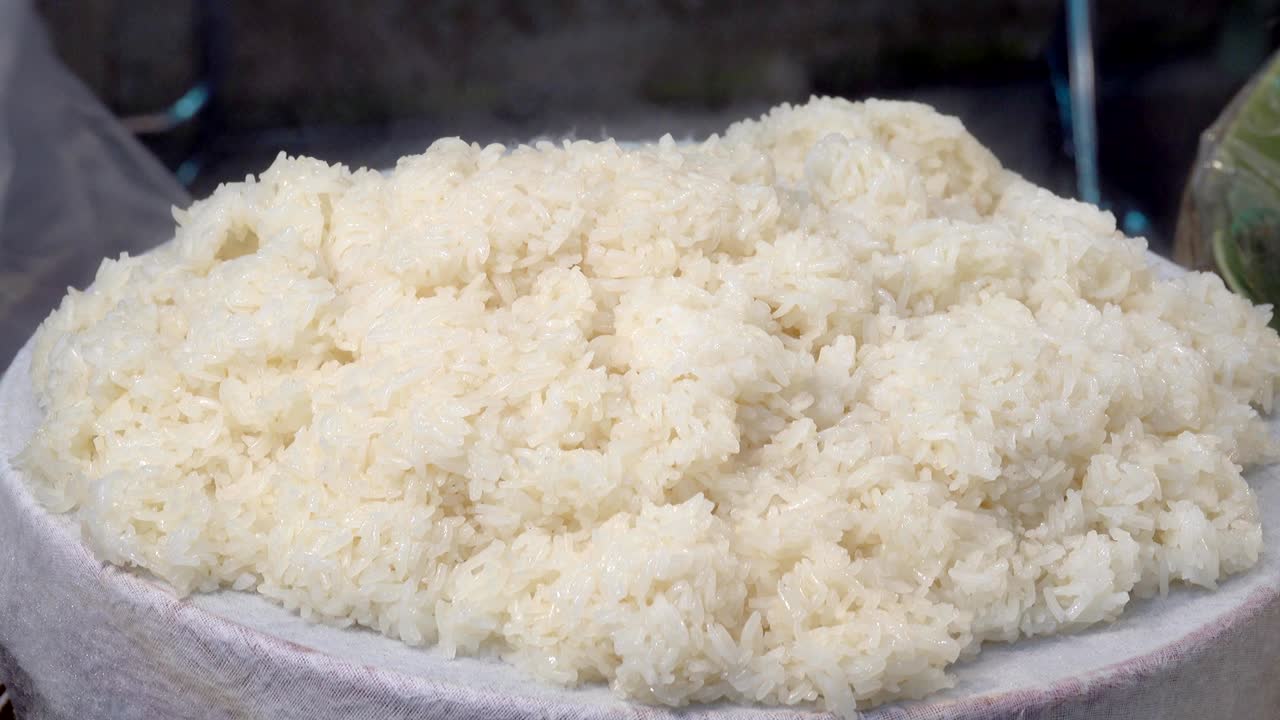 comida tailandesa de la calle, arroz pegajoso blanco en tela blanca