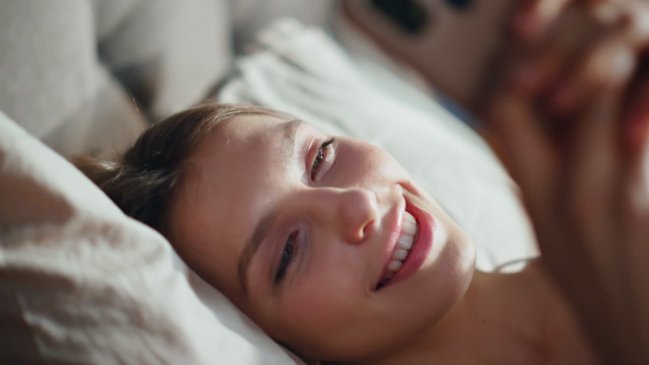 침대에서 스마트폰을 사용하는 여자