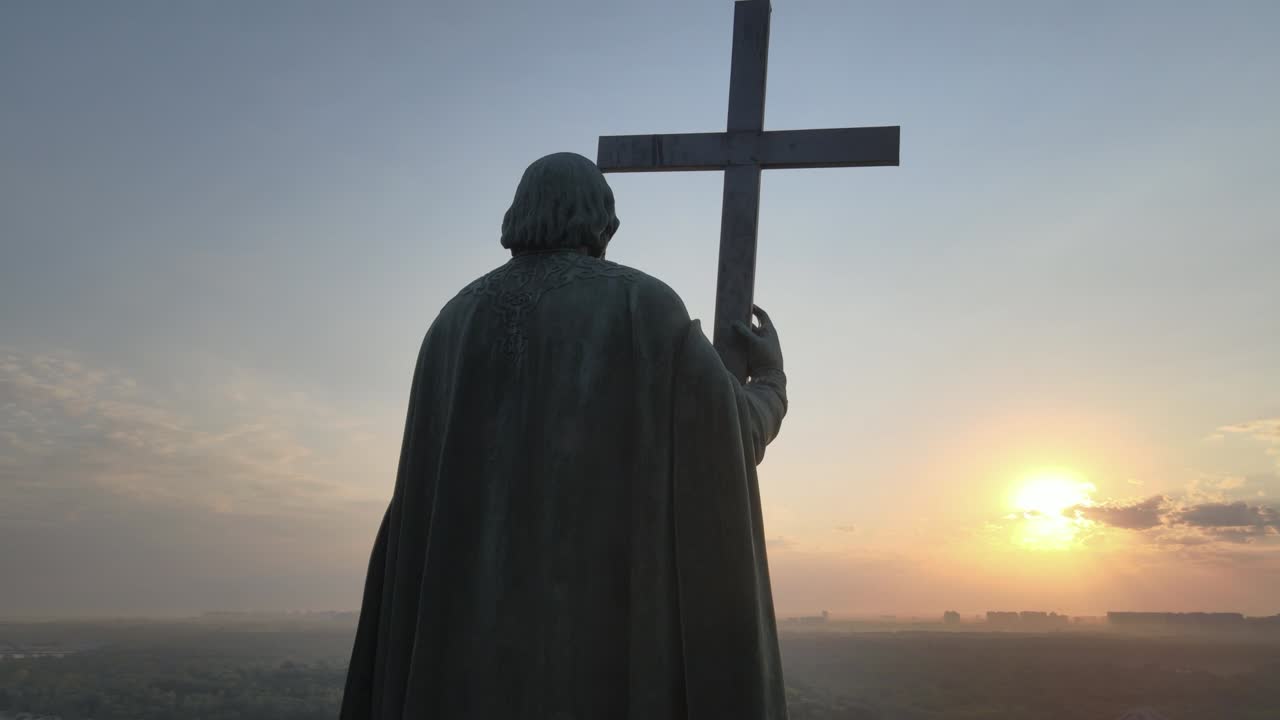 우크라이나 키예프의 유명한 건축 랜드마크: 아침 새벽에 블라디미르 대왕의 기념비