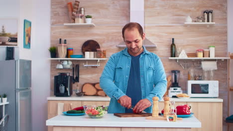 el marido cortando tomates.