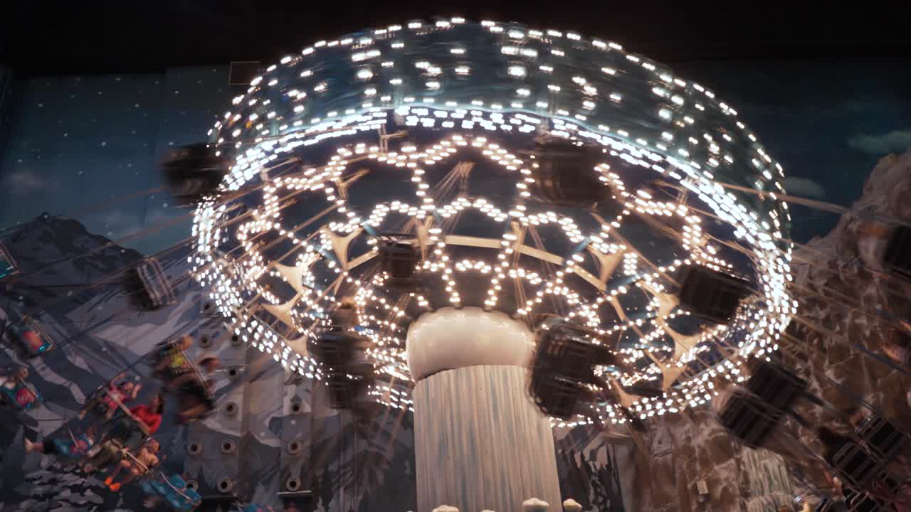 실내 놀이 공원에서 회전하는 카루셀 타기