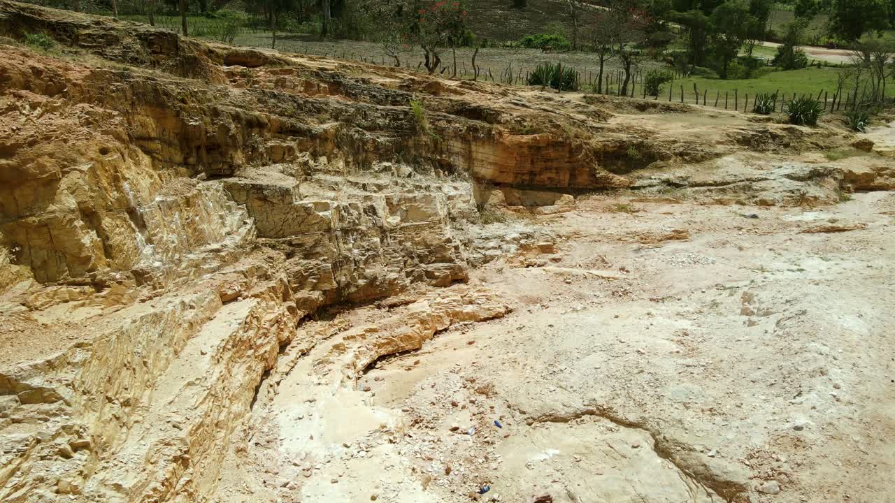 vuelo de drones inclinados del concurrido mercado local en la aldea tribal de kapenguria, comunidad rural tradicional en kenia áfrica
