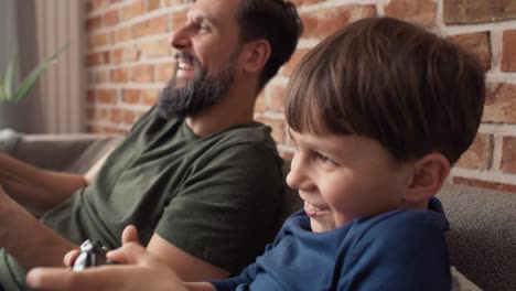 video de padre e hijo divirtiéndose durante el juego