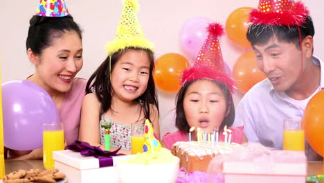 행복 한 가족 이 생일을 축하 하고 있다