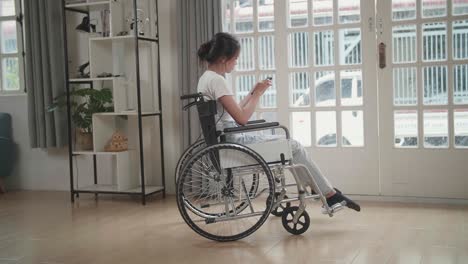 mujer en silla de ruedas usando teléfono móvil