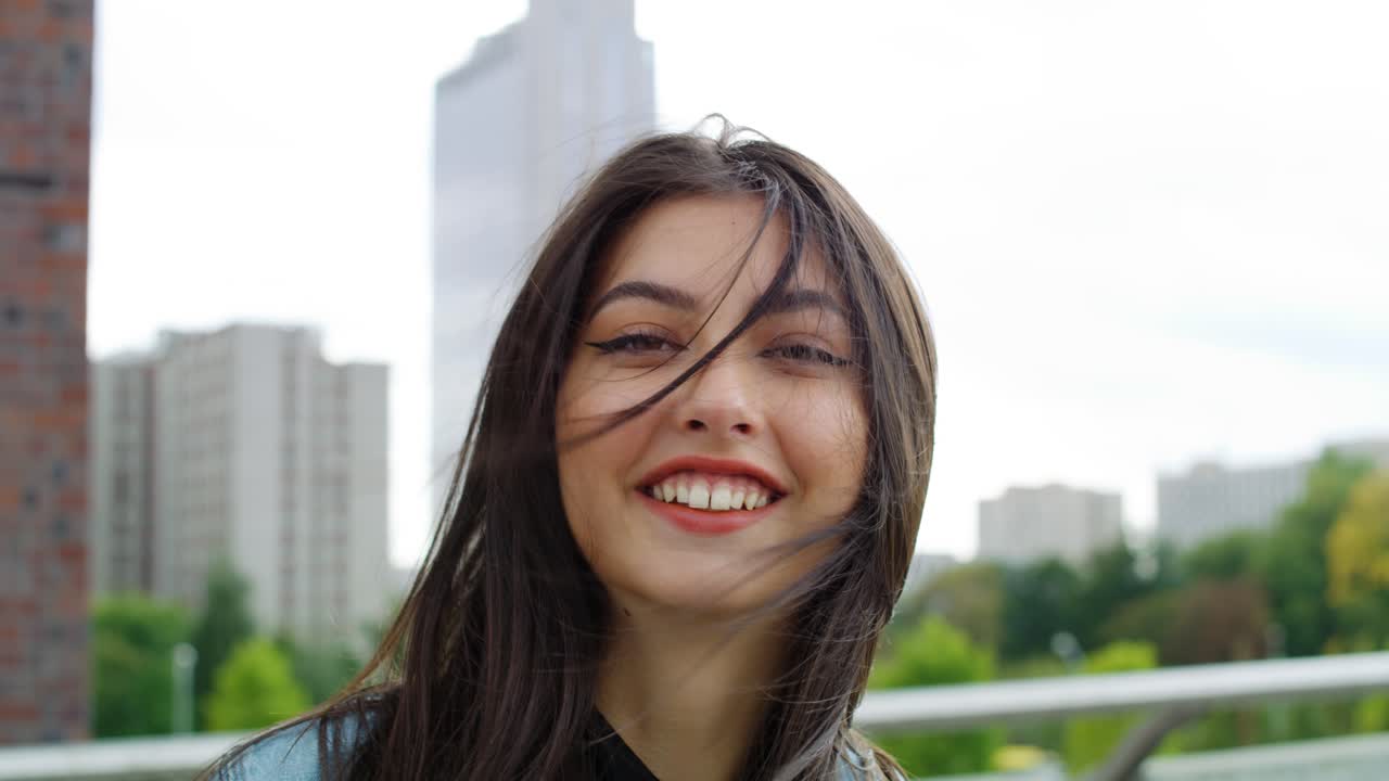 retrato de una joven sonriente en la ciudad