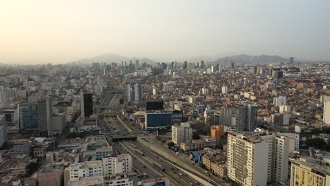 sobrevuelo paisaje urbano edificios tráfico de autopistas lima miraflores final del día