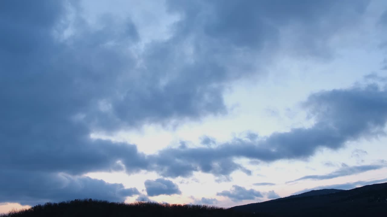 푸른 구름 바탕, 단단한 구름 개.