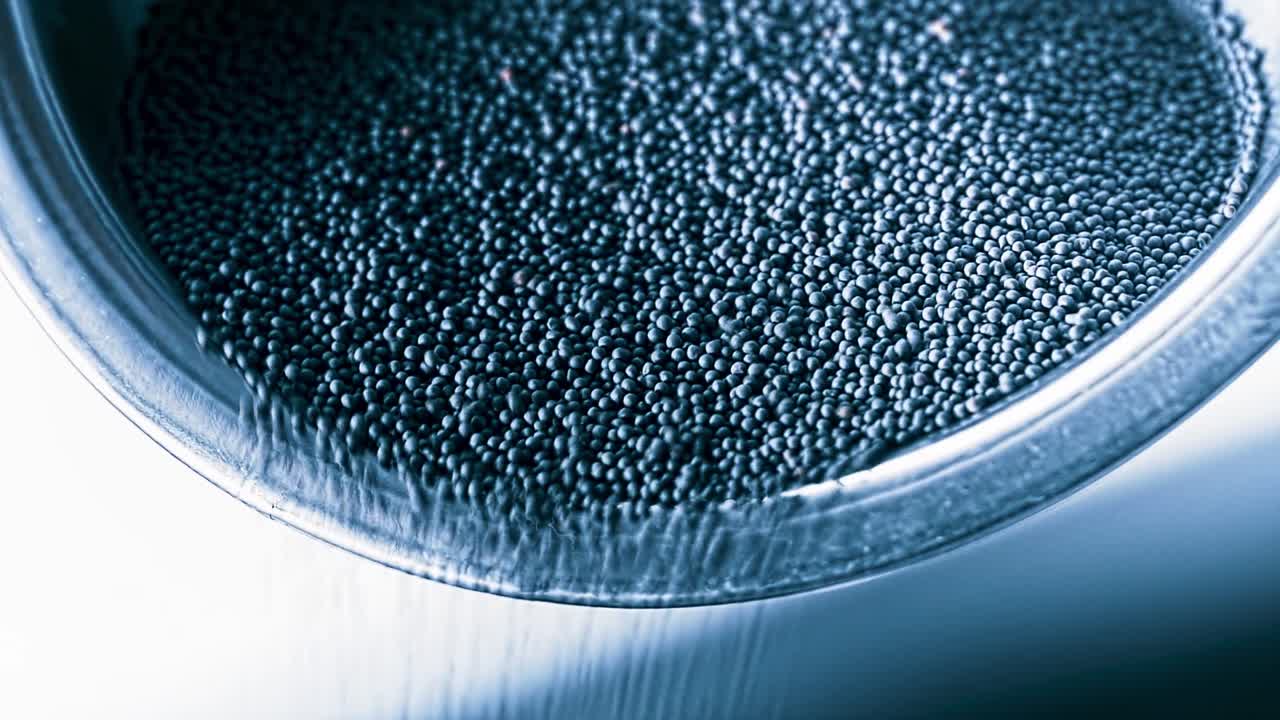 컨테이너에서 흘러내리는 검은 씨