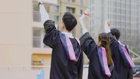 Celebración-Educación-Graduación-éxito-Estudiantil-Aprendizaje,-Gratitud-O-Estudiantes-Felices-Señalando-En-Clase,-Colegio-O-Presentación-Universitaria