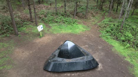 Vista-Aérea-Que-Se-Eleva-Sobre-El-Bosque-De-Rendlesham-Exhibición-Realista-De-Platillo-Volador-En-El-Sendero-Ovni-Del-Parque-Woodland