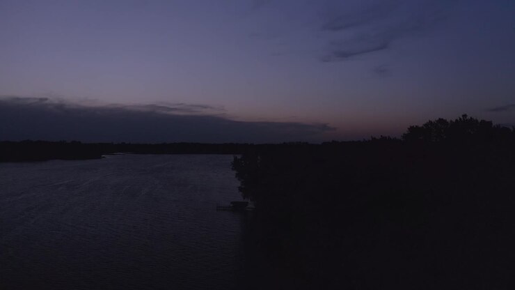 Ripresa aerea ascendente di un bellissimo lago del Midwest americano al crepuscolo.