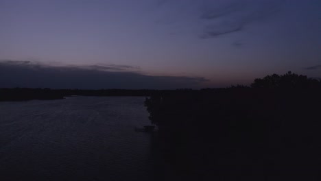 Toma-Aérea-Ascendente-De-Un-Hermoso-Lago-Del-Medio-Oeste-Durante-El-Crepúsculo