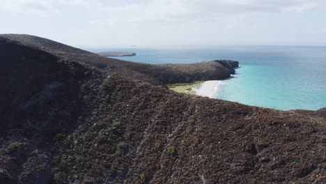 Drone-rises-to-reveal-Playa-Escondida-in-Baja,-Mexico