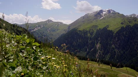 Vista-Panorámica-De-Las-Montañas-Col-De-L&#39;arpettaz-En-Francia-En-Temporada-De-Verano,-Región-De-Auvernia-ródano-alpes