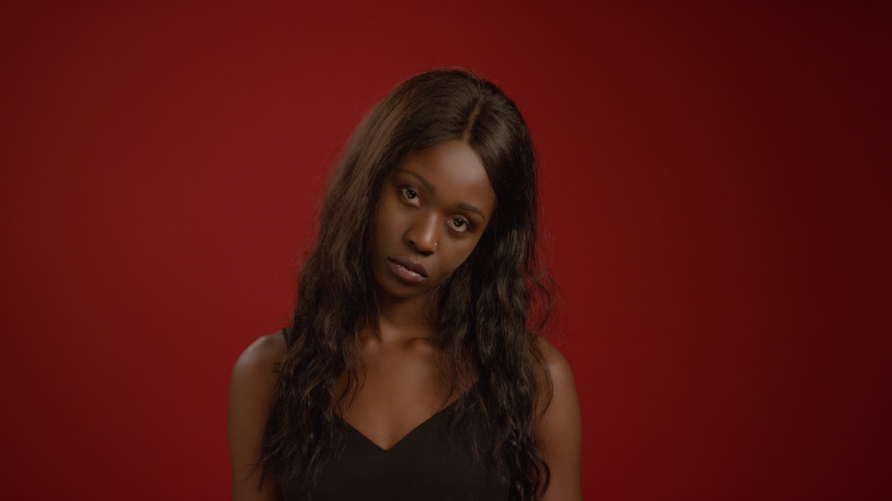 젊은 여자는 지루하다