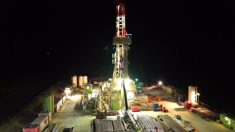 Arbeitende-Bohrinsel-Ölplattform,-Die-In-Dunkler-Nacht-Leuchtet