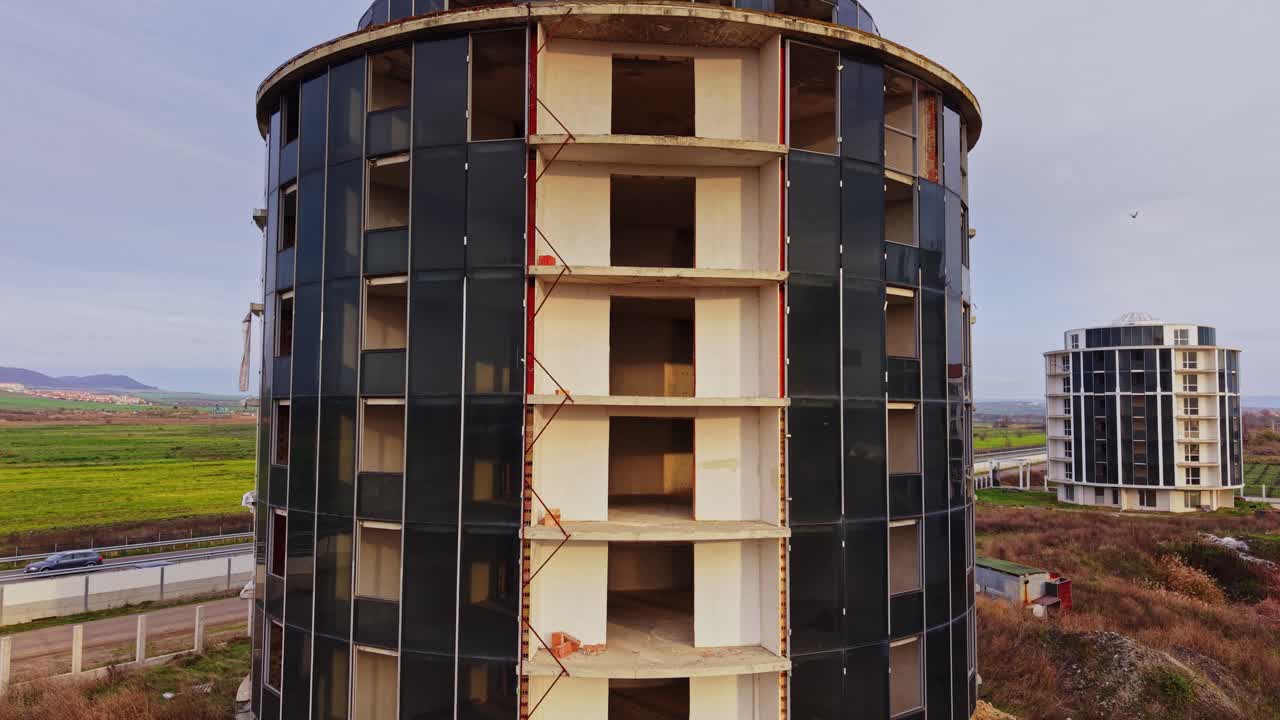 Construction of unique round buildings in an open landscape