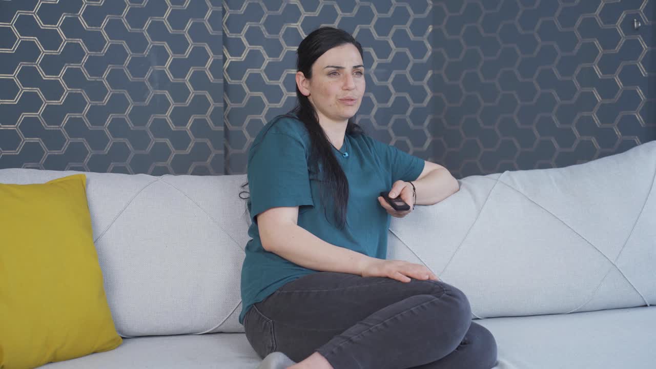 그녀가 tv에서 보는 것에 화를 내는 여자.