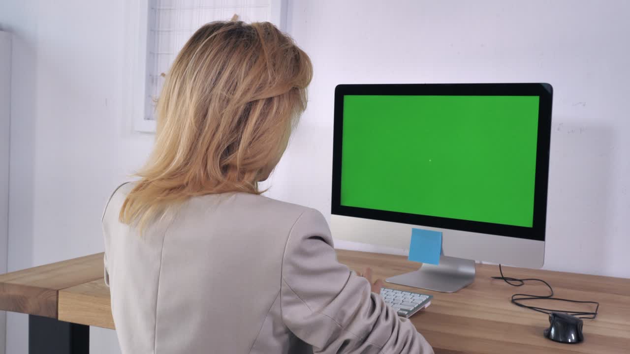 la mujer de negocios trabaja en el escritorio.