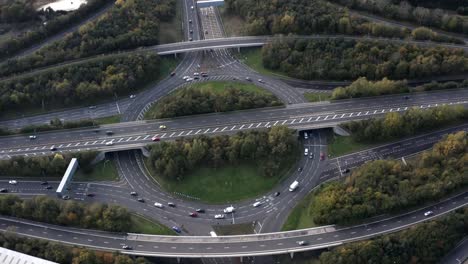 Polizeihubschrauber-Stil,-Vogelperspektive-Auf-Eine-Belebte-Ringstraße,-Schnelle-Autos-überholen-|-Edinburgh,-Schottland-|-4k-Bei-30fps