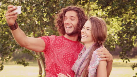 en cámara lenta amigos tomando una selfie en el parque