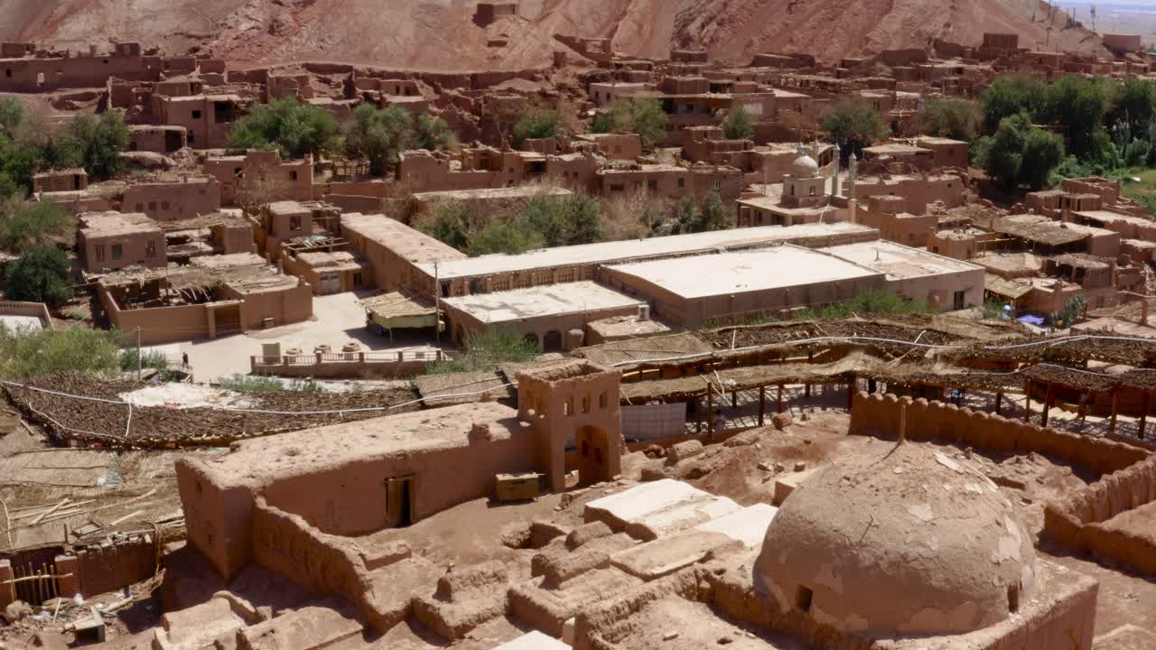 edificios asiáticos de adobe tuyoq en el desierto de taklamakan, china