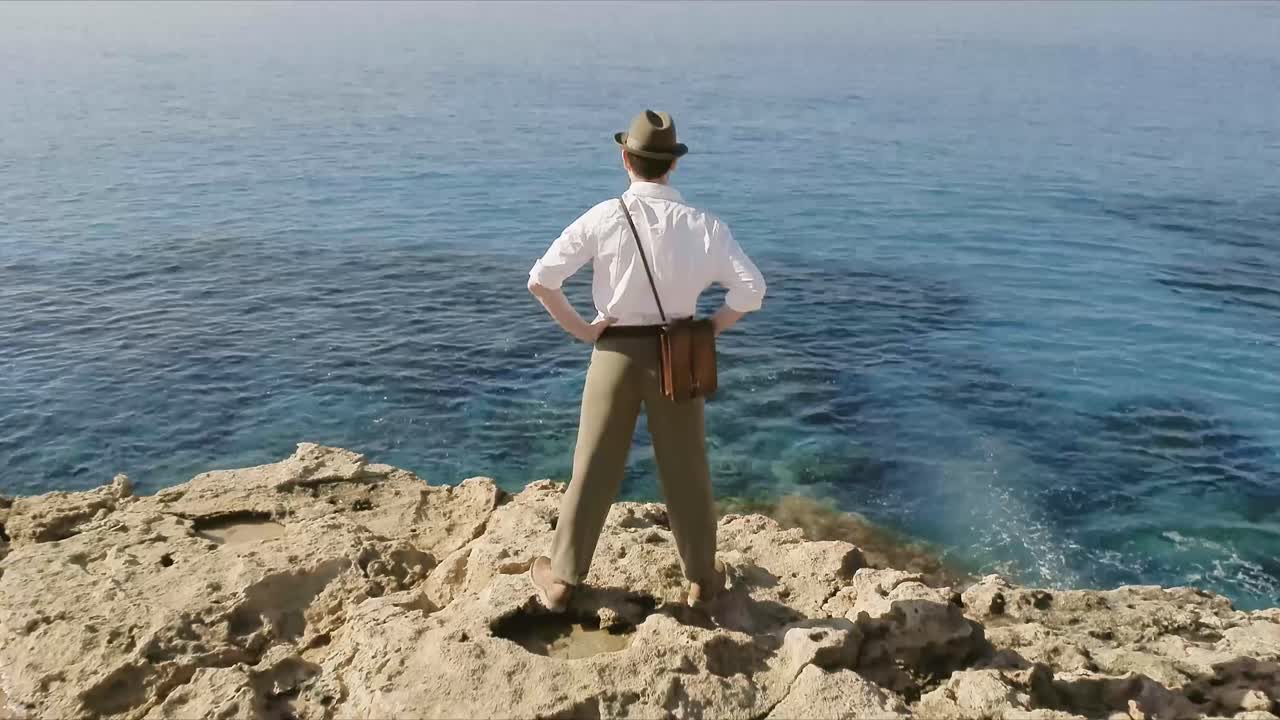 빈티지 여행자 와 함께 해안 풍경