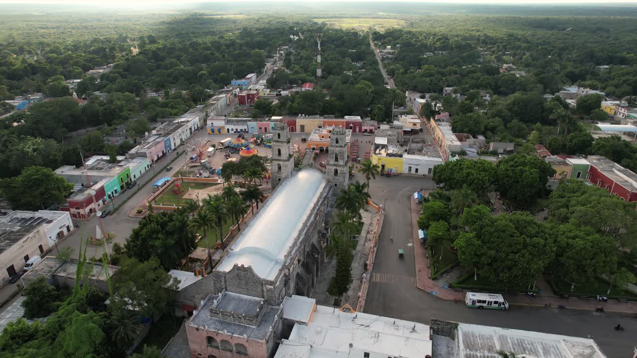 toma de dron de rotación de la ciudad mágica de espita en yucatan méxico
