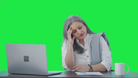 estresada y tensa mujer de negocios india de alto rango pantalla verde