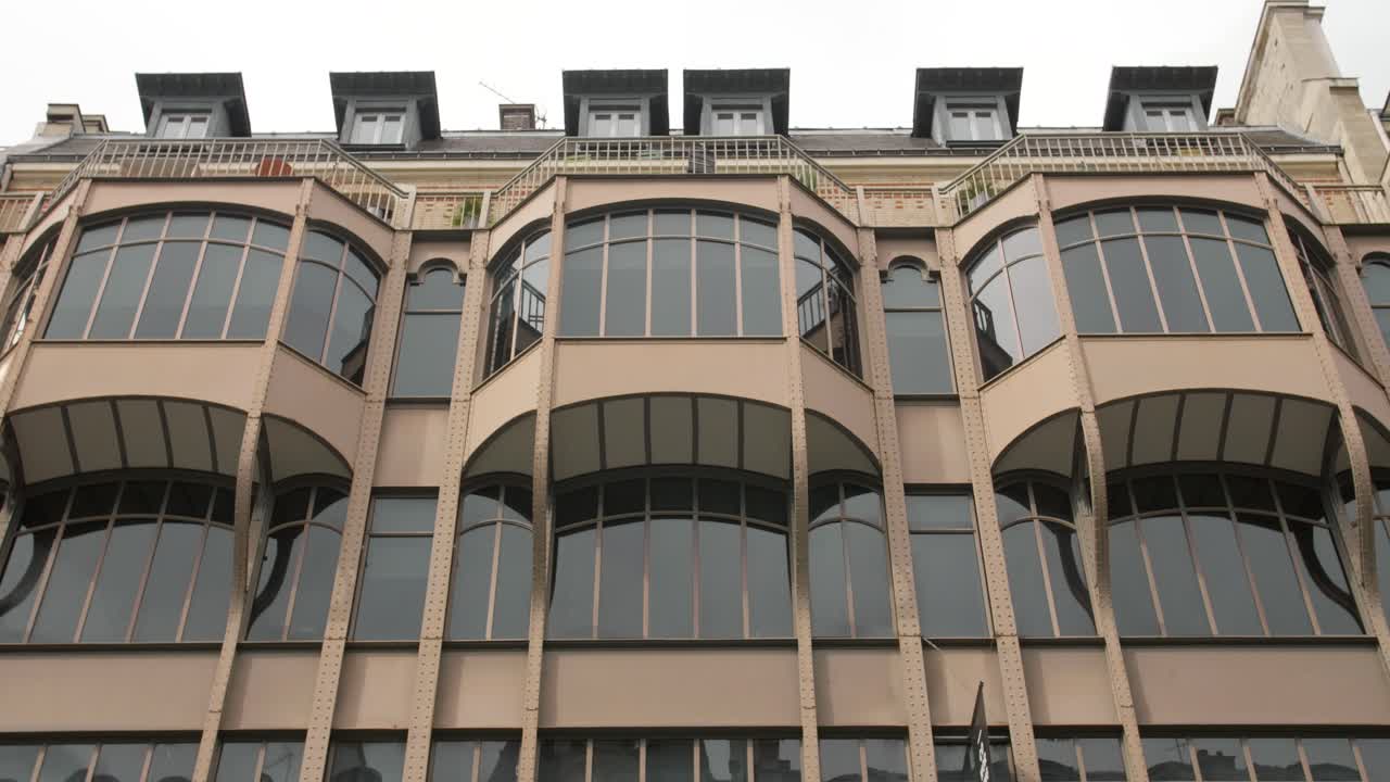 프랑스 파리의 rue reaumur에 있는 활동 건물의 갈색 금속 철제 외관