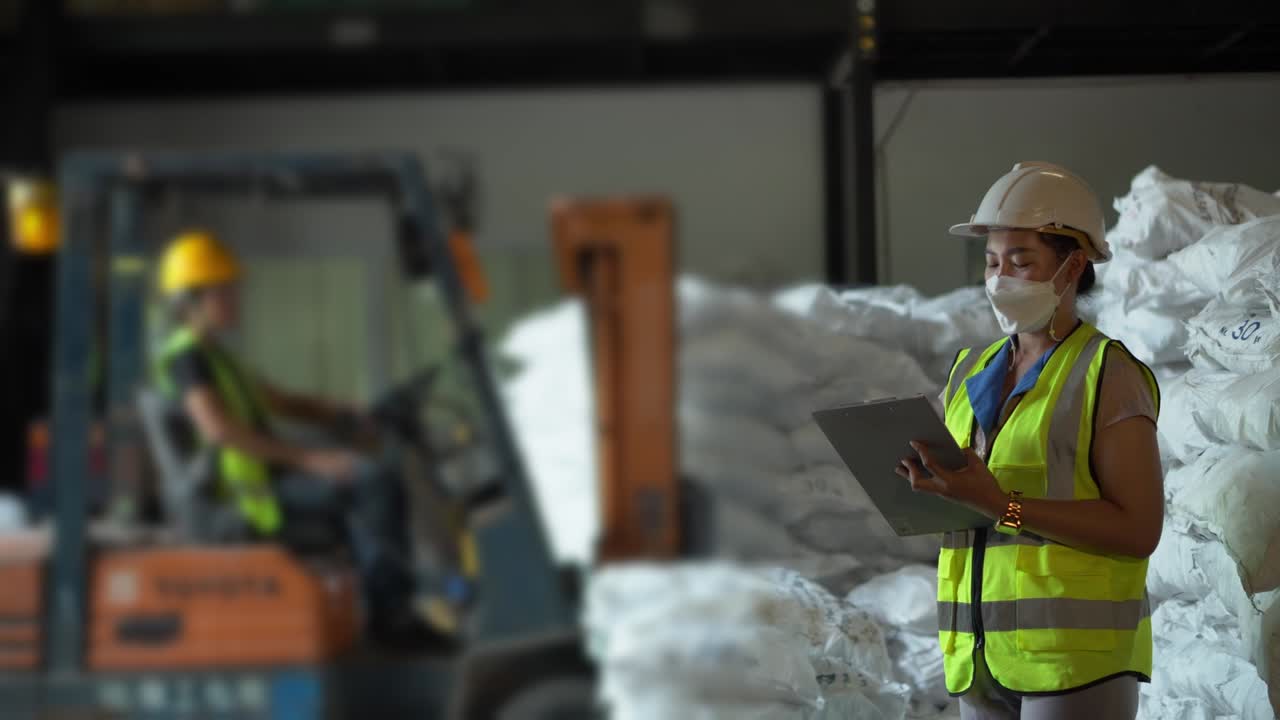 una trabajadora de almacén está contando productos y comprobando las existencias de la industria química.