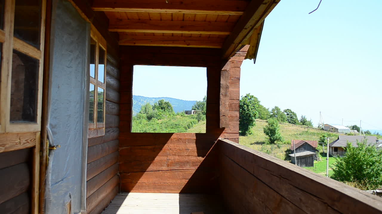 Portico di casa. Riprese in montagna