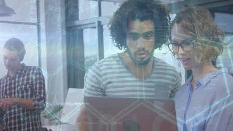 animación del procesamiento de datos sobre personas de negocios en la oficina