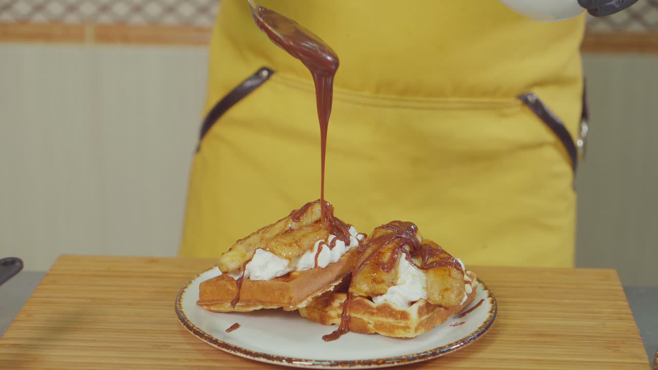 맛있는 바나나 와플과 초콜릿 소스