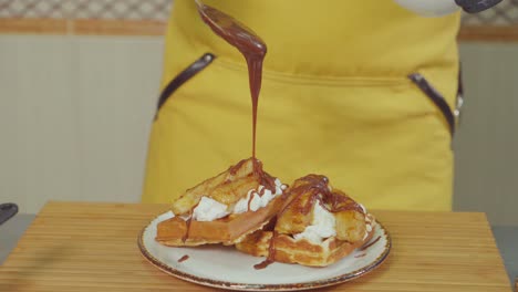 deliciosos waffles de plátano con salsa de chocolate