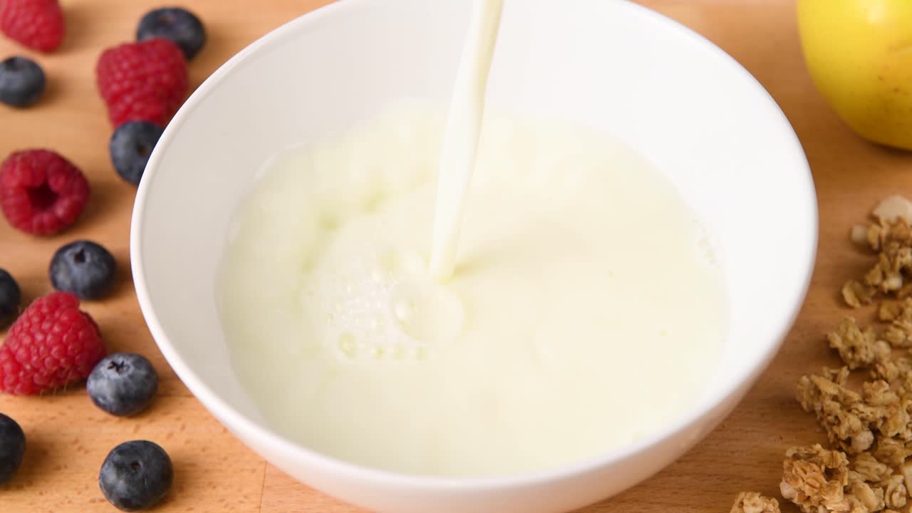 verter leche en un bol para el desayuno de cereales